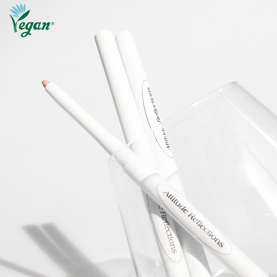 DEAR.A Slim Tip Cute Eyes Maker, marque DEAR.A, stylos yeux à pointe fine sur fond clair, look maquillage vegan