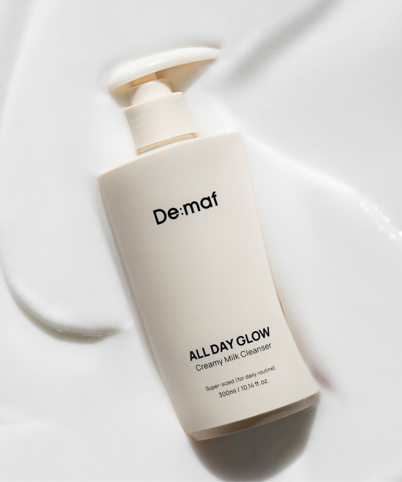 DE:MAF All Day Glow Creamy Milk Cleanser 300ml de De:maf, flacon crème sur fond blanc lumineux, gouttes de lait.