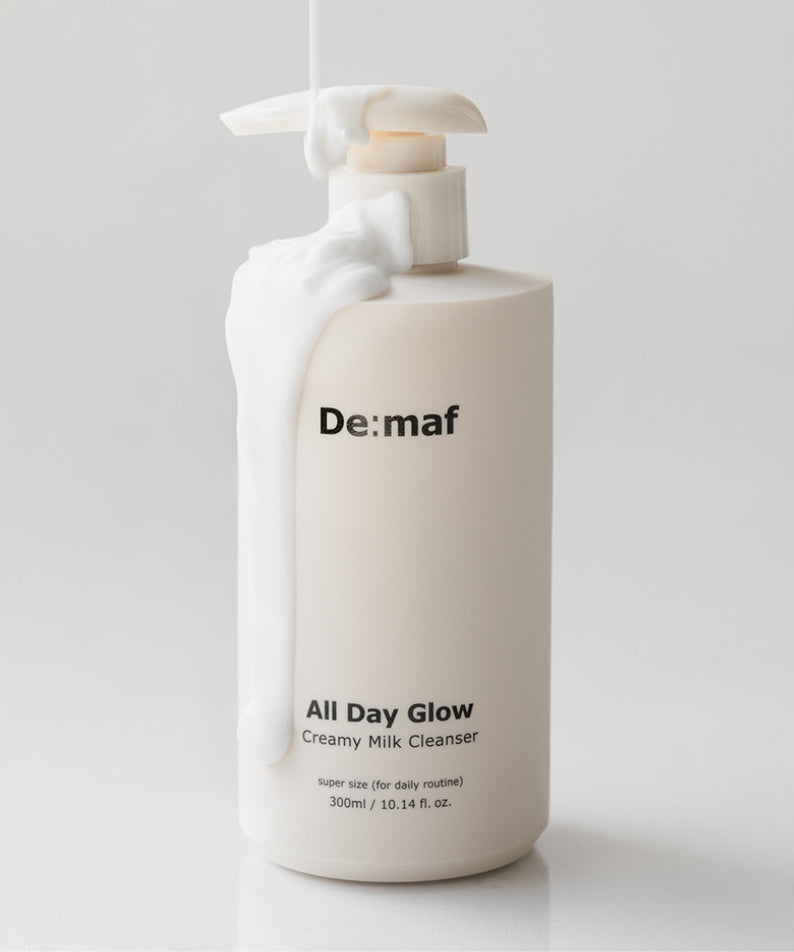 DE:MAF All Day Glow Creamy Milk Cleanser 300ml de De:maf, flacon blanc sur fond clair, pompe et texture crème
