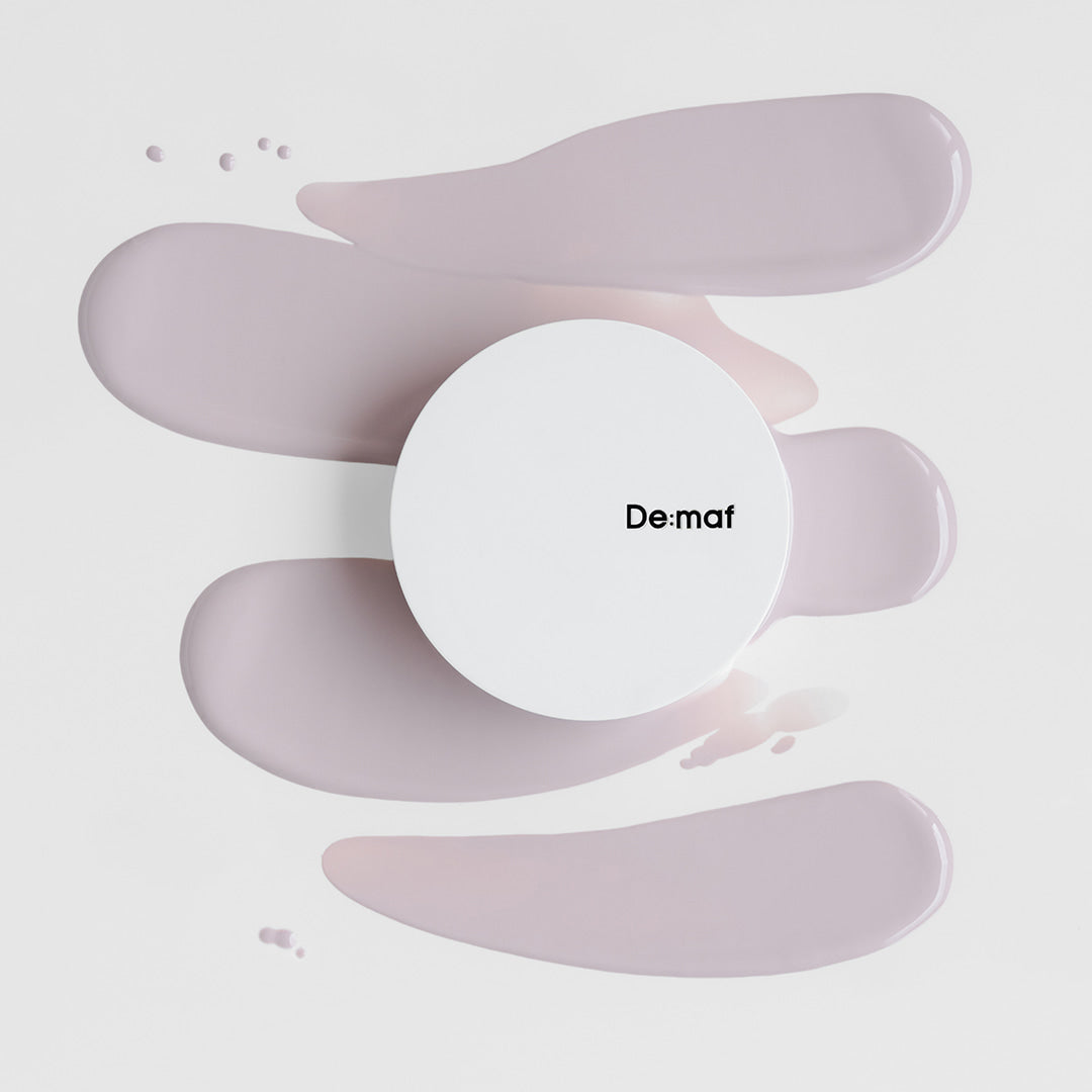 DE:MAF Bora Blossom Tone-Up Cushion De:maF, coussin teint, texture rose sur fond clair, visuel maquillage.