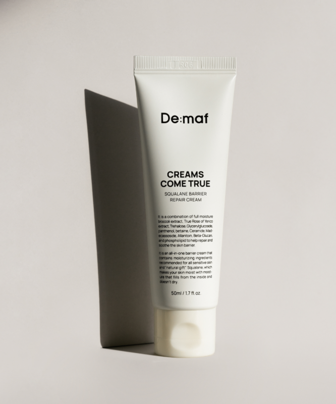 DE:MAF Creamscumtrue Squalane Barrier Repair Cream 50ml, crème De:maf sur fond clair en tube, visuel produit.