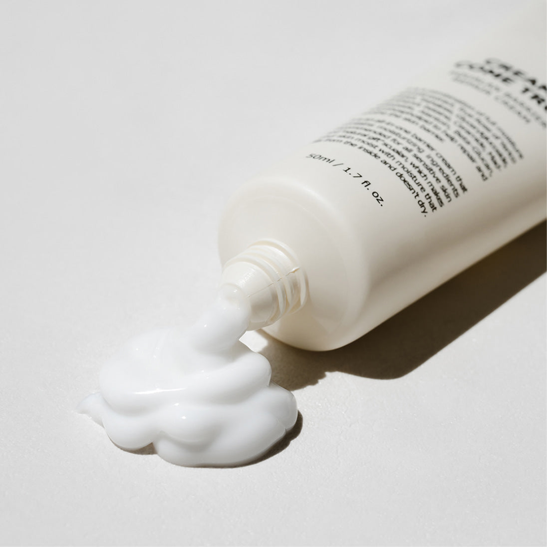 DE:MAF Creamscumtrue Squalane Barrier Repair Cream 50ml, tube blanc et crème blanche sur fond clair (visuel produit)