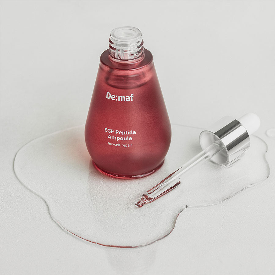 DE:MAF EGF Peptide Ampoule 55ml de De:maf : flacon ambré et seringue sur fond clair, contexte soins visage.