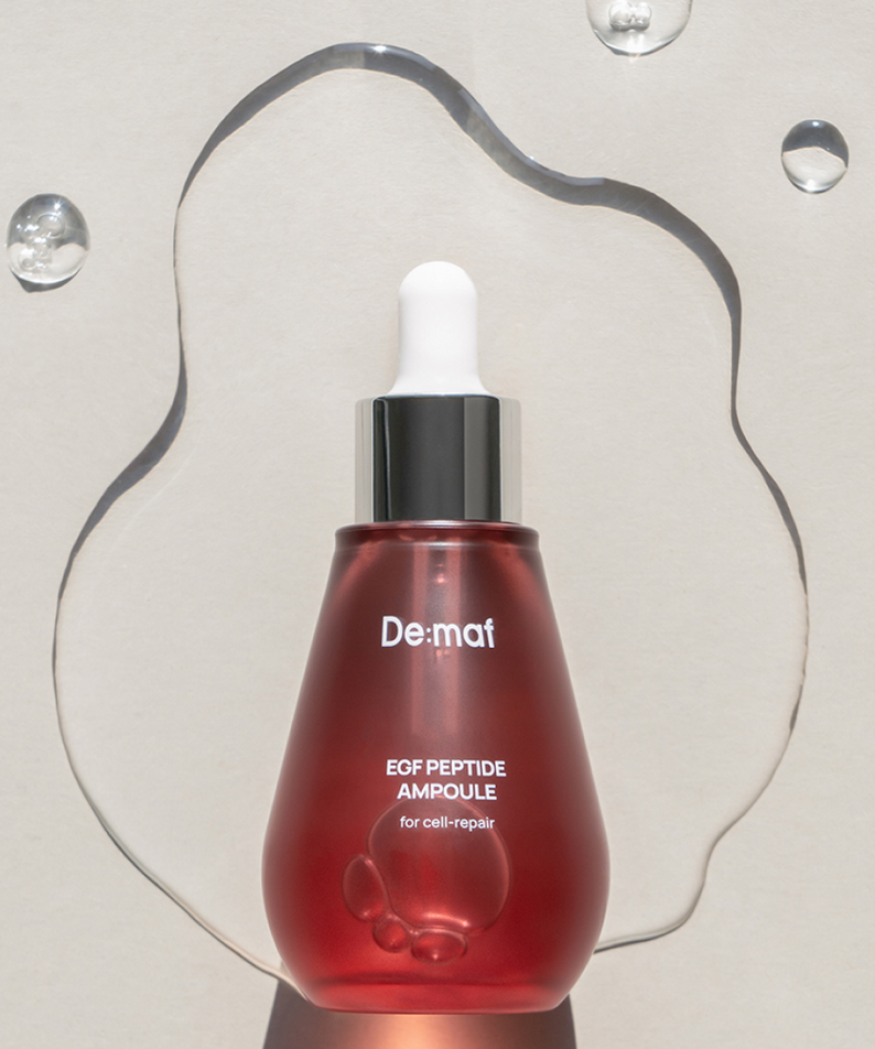 DE:MAF EGF Peptide Ampoule 55ml De:maf, flacon rouge sur fond clair, gouttes et bulles, esthétique soin visage.