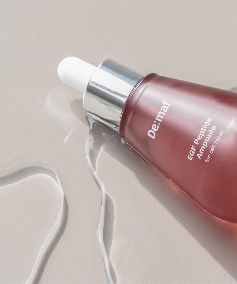 DE:MAF EGF Peptide Ampoule 55ml de Démai, flacon rose sur fond clair, gros plan en contexte soins visage.