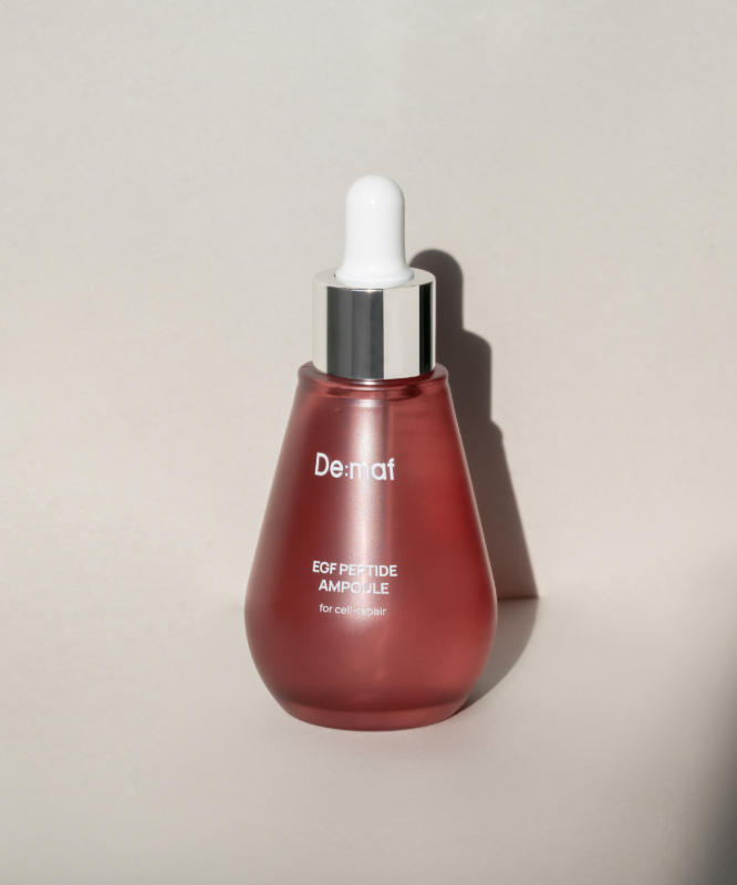 DE:MAF EGF Peptide Ampoule 55ml, flacon De:maf rouge sur fond clair, photo produit en gros plan, éclairage doux.