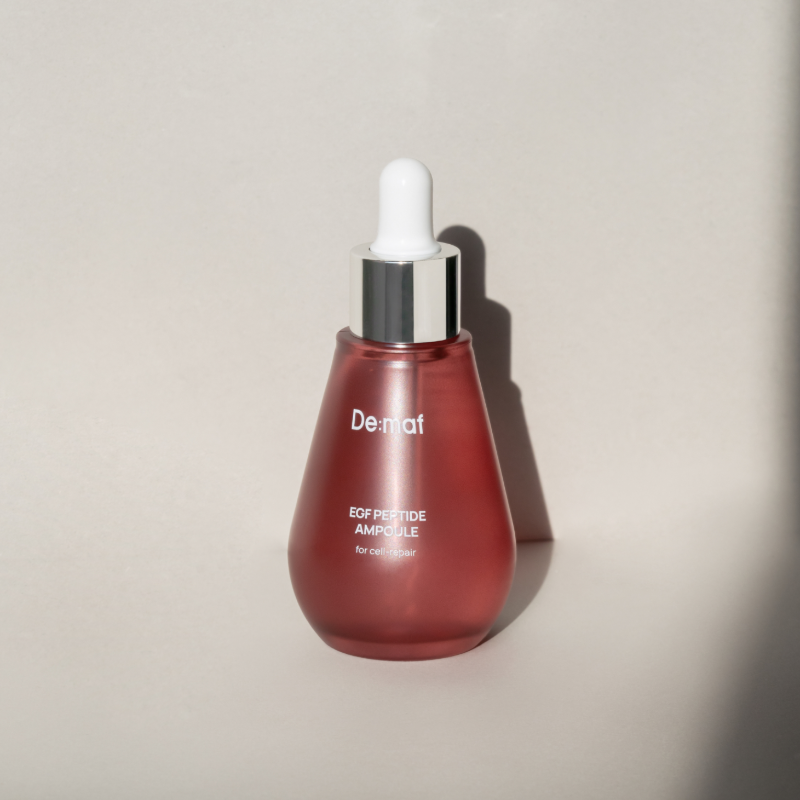 DE:MAF EGF Peptide Ampoule 55ml, flacon De:maf rouge sur fond clair, photo produit en gros plan, éclairage doux.