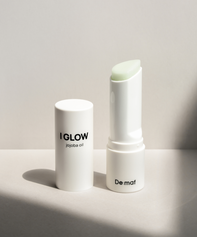 DE:MAF Eye Glow Jojoba Oil Multi Balm 9g, baume multi-usage De:maf sur fond clair, vue produit en studio