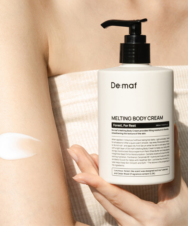 DE:MAF Forest Melting Body Cream 280ml, crème corps De:maf sur peau, flacon avec pompe, ambiance salle de bain