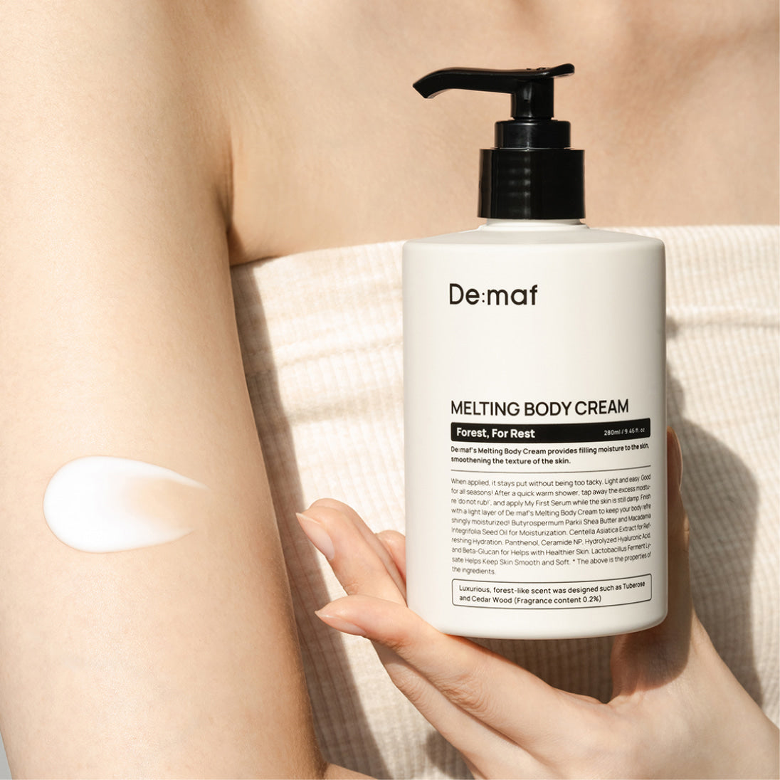 DE:MAF Forest Melting Body Cream 280ml, crème corps De:maf sur peau, flacon avec pompe, ambiance salle de bain