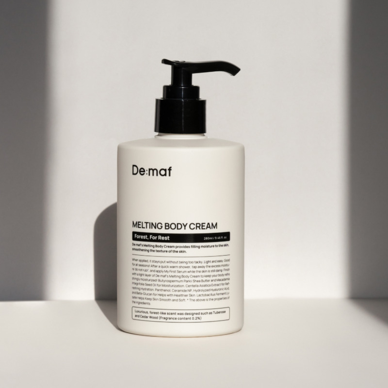 DE:MAF Forest Melting Body Cream 280ml de De:maf, flacon blanc avec pompe sur fond clair, ambiance forêt