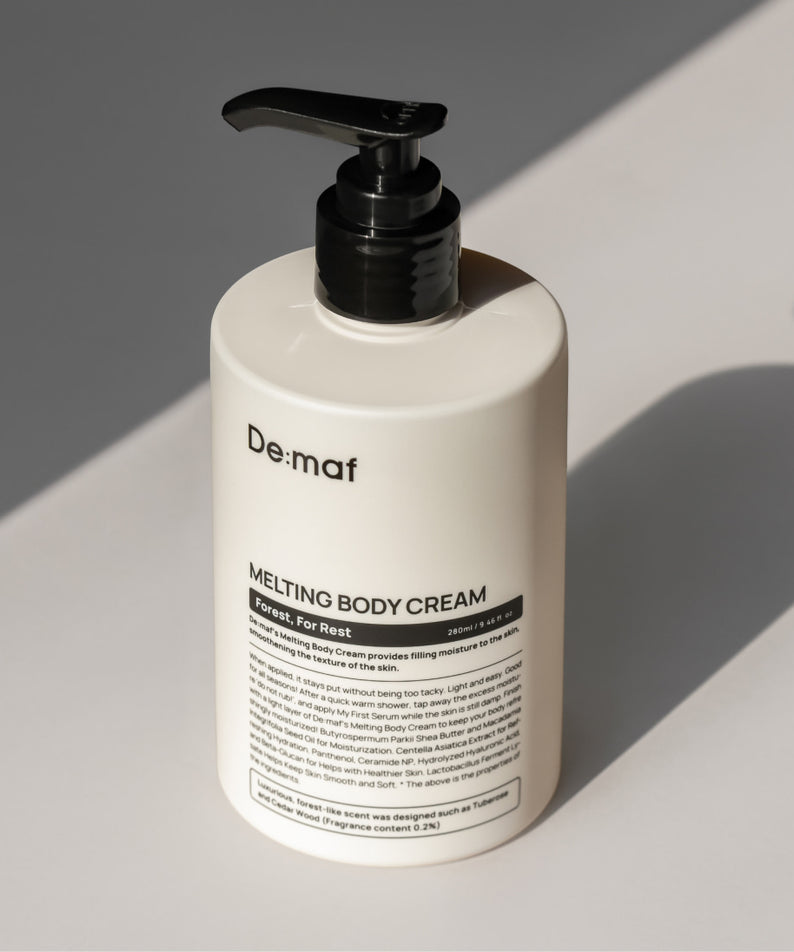 DE:MAF Forest Melting Body Cream 280ml Demaf, flacon blanc avec pompe, crème corps sur fond clair.