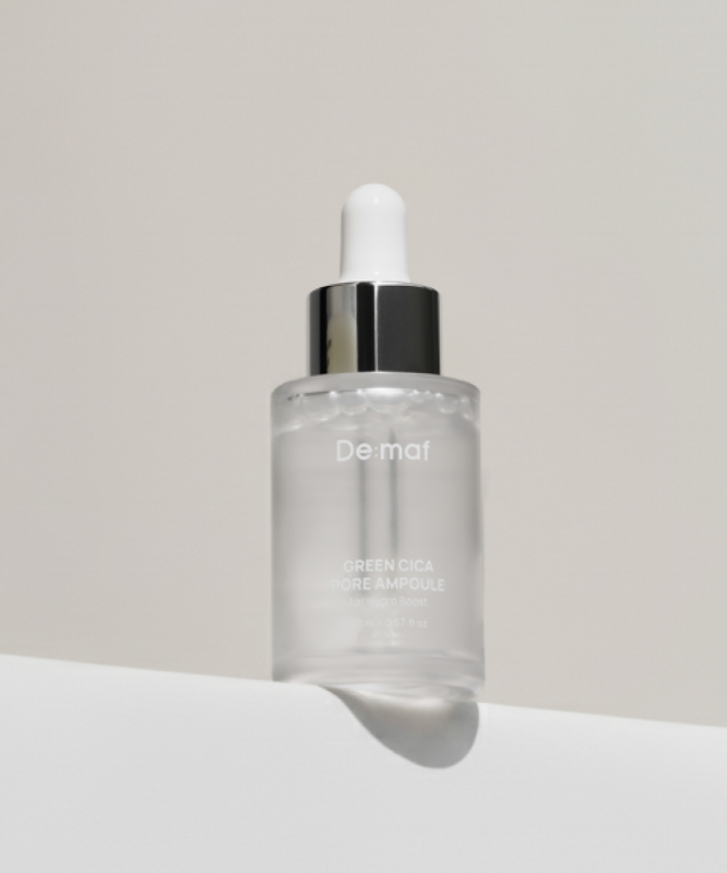 DE:MAF Green Cica Pore Ampoule 20ml, sérum Demaf vert sur fond clair, photo produit en lumière douce.