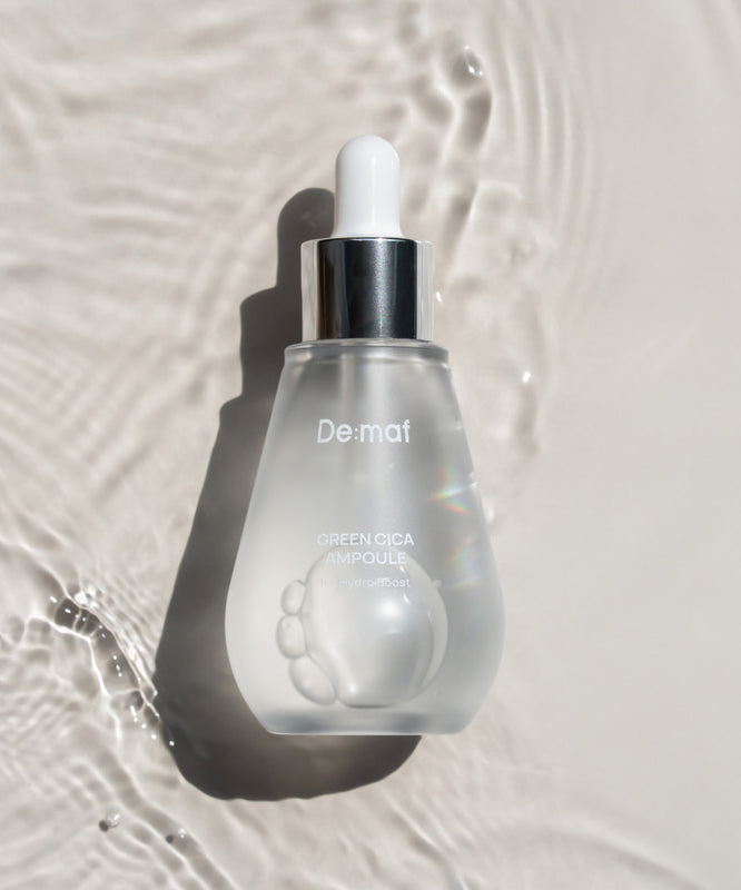 DE:MAF Green Cica Pore Ampoule 50ml, flacon De:maf sur fond clair avec éclaboussures, focus peau apaisée