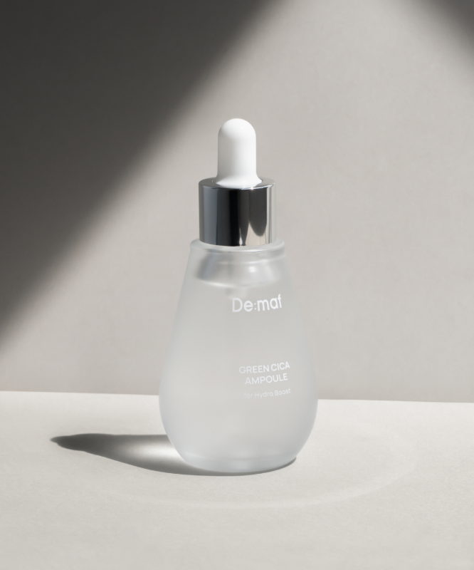 DE:MAF Green Cica Pore Ampoule 50ml de la marque De:maf, sérum anti-pores vert cica, flacon sur fond clair minimaliste.