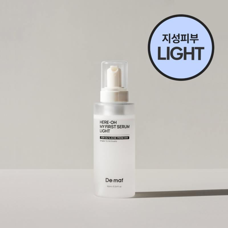 DE:MAF Here-Oh My First Serum Light 155ml de De-maf, flacon sérum lumineux sur fond clair, étiquette “LIGHT”.