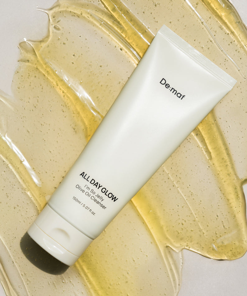 DE:MAF I'm So Jelly Olive Oil Cleanser 150ml De:mar sur fond lumineux, flacon et texture d’huile d’olive