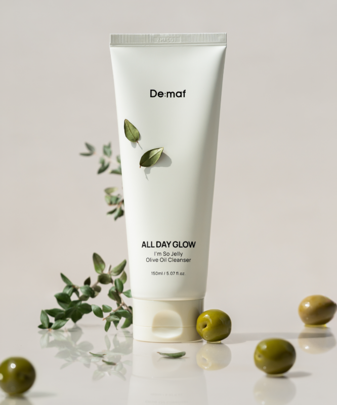 DE:MAF I'm So Jelly Olive Oil Cleanser 150ml de De:maf, tube crème blanc avec olives et feuilles, fond clair