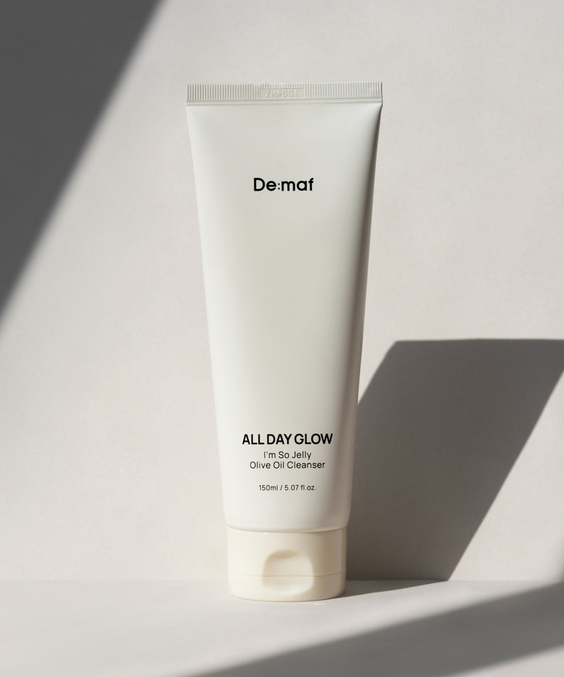 DE:MAF I'm So Jelly Olive Oil Cleanser 150ml De:maf, tube blanc sur fond clair, lumière douce.
