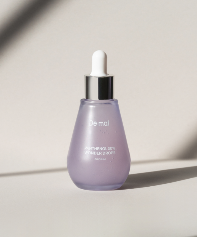 DE:MAF Panthenol 30% Wonder Drops 55ml de De:mat, flacon compte-gouttes violet sur fond clair en studio.