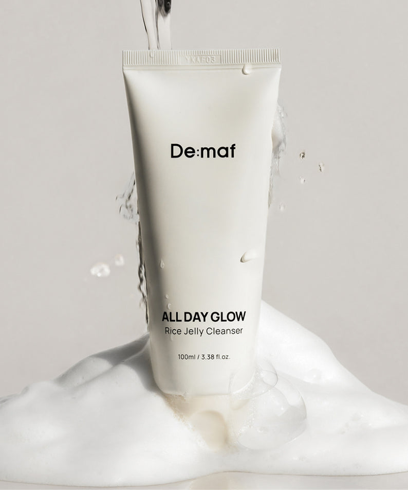 DE:MAF Rice Jelly Cleanser 100ml de la marque De:maf, tube blanc sur fond clair avec texture de nettoyant.