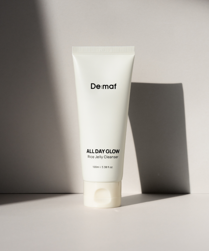 DE:MAF Rice Jelly Cleanser 100ml de De:maf sur fond blanc, tube de nettoyant « All Day Glow » (packshot produit).