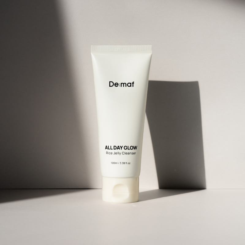 DE:MAF Rice Jelly Cleanser 100ml de De:maf sur fond blanc, tube de nettoyant « All Day Glow » (packshot produit).