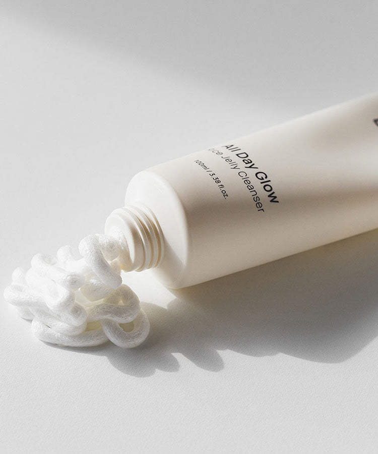 DE:MAF Rice Jelly Cleanser 100ml de DE:MAF, tube crème sur fond clair, texture jelly de riz en gros plan.