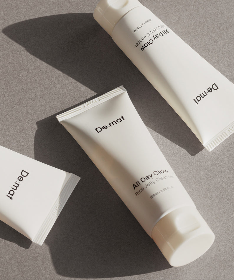 DE:MAF Rice Jelly Cleanser 100ml Dermat, tube sur fond gris, style produit beauté, éclairage naturel