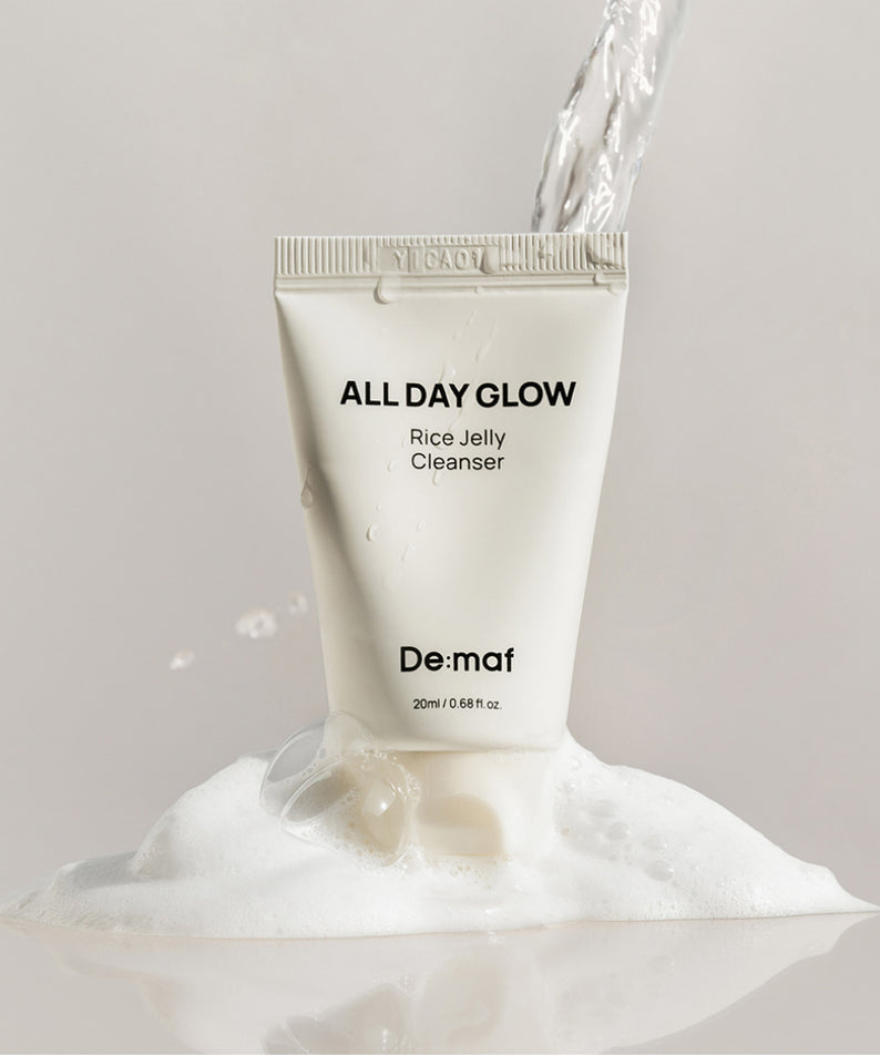 DE:MAF Rice Jelly Cleanser 20ml de De:maf, tube blanc sur fond clair avec texture de gel, contexte beauté.