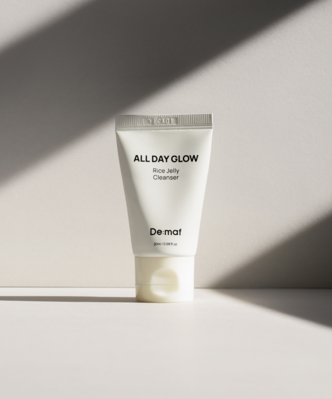 DE:MAF Rice Jelly Cleanser 20ml De:mat, tube crème sur fond clair minimaliste avec ombres, image produit.