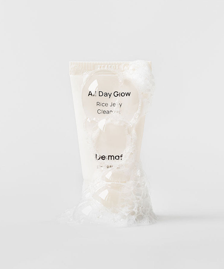 DE:MAF Rice Jelly Cleanser 20ml, tube cosmétique DE:MAF sur fond clair, gel nettoyant à l’aspect riz en gelée.