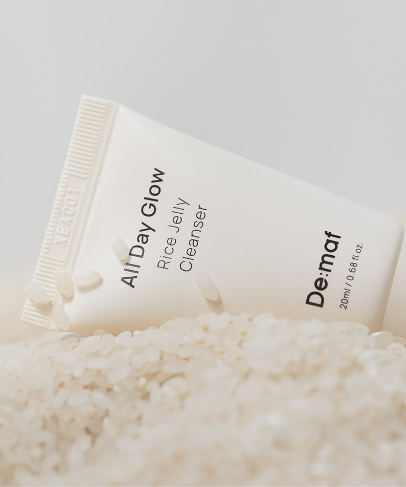 DE:MAF Rice Jelly Cleanser 20ml : marque De-MAF, tube et flocons de riz sur fond clair, contexte produit en gros plan