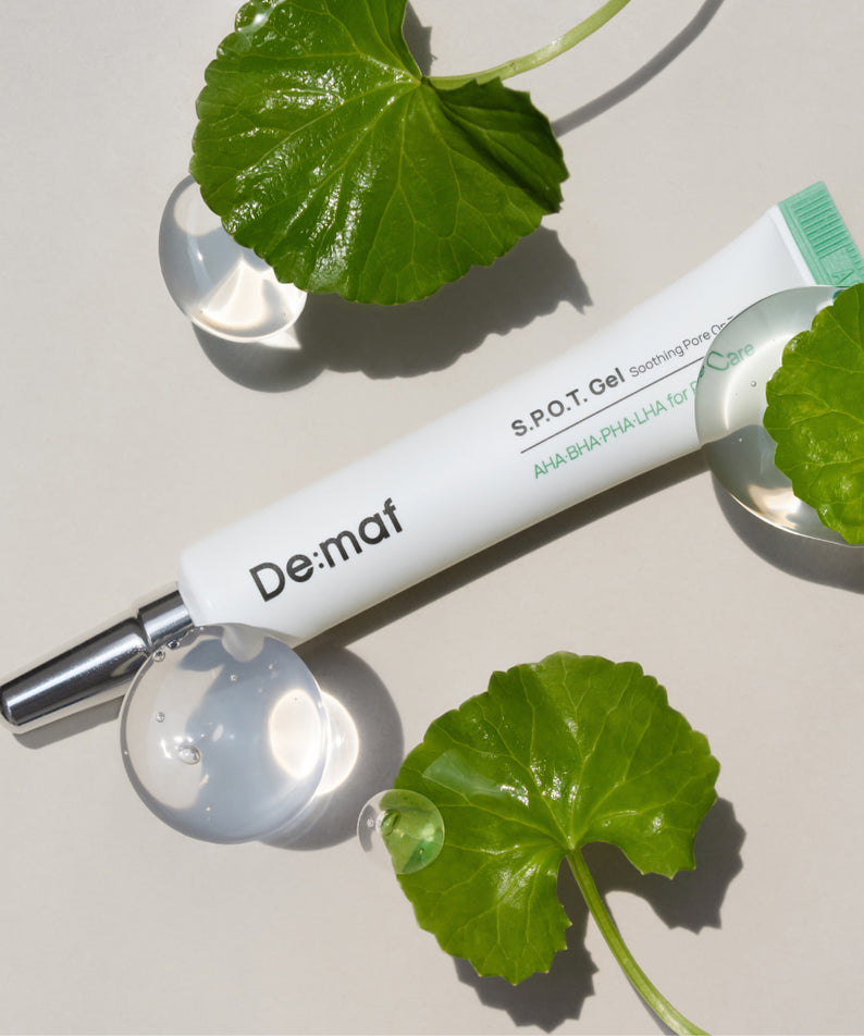 DE:MAF SPOT Gel Soothing Pore-On Treatment Gel 10g, marque De:maf, sur fond clair avec feuilles vertes.