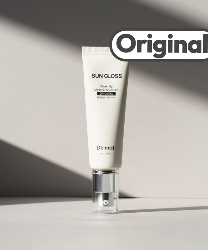 DE:MAF Sun Gloss Glow Up Inorganic Sunscreen 50ml Original, tube De:maf sur fond minimal, mention Original, soleil/Glow.