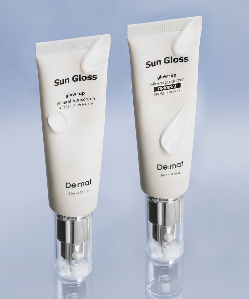 DE:MAF Sun Gloss Glow Up Non-Glowing Sunscreen 50ml, tubes crème solaire De:maf sur fond bleu clair.