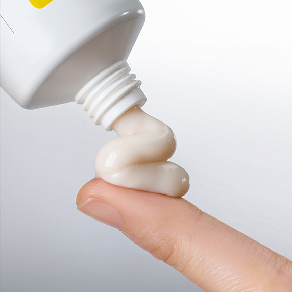 DERMATORY Cera NMN Repair Cream 70ml : crème blanche sur main, tube DERMATORY, contexte beauté, gros plan.