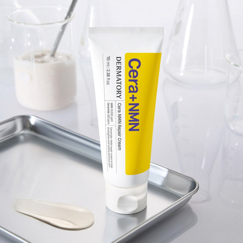 DERMATORY Cera NMN Repair Cream 70ml : tube crème sur plateau, décor médical blanc, marque DERMATORY
