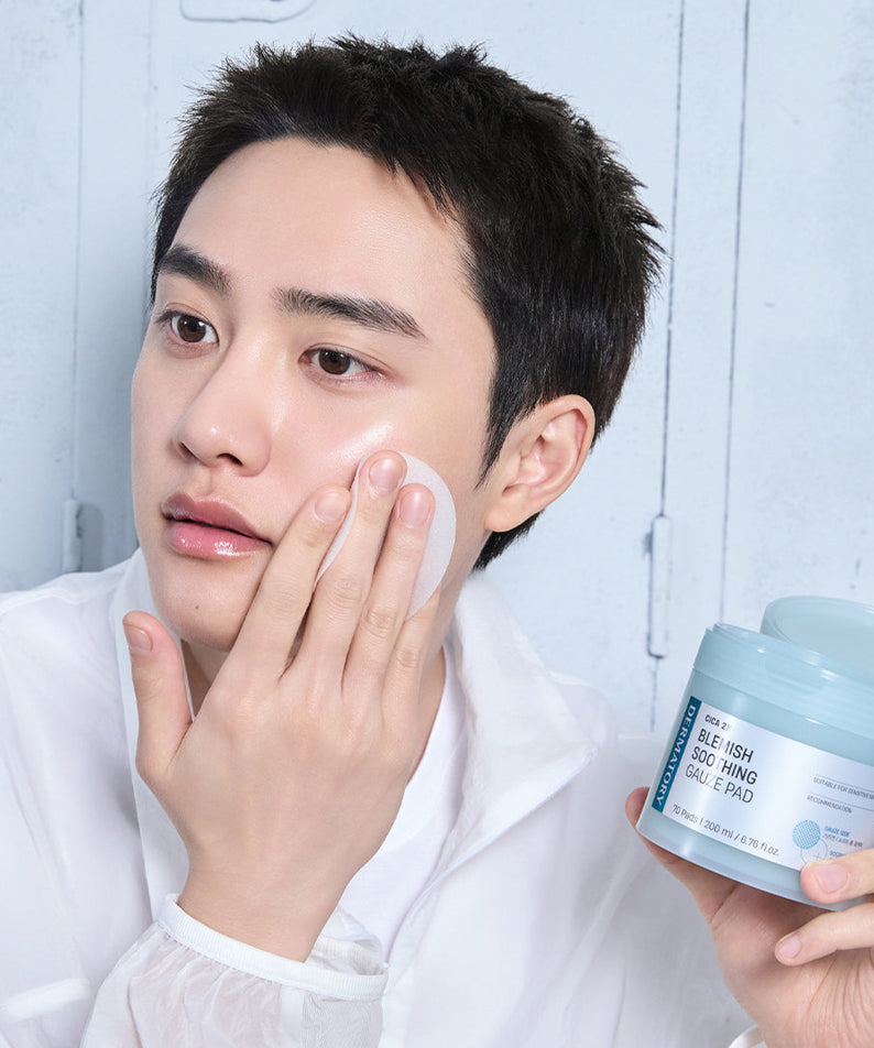 DERMATORY Cica Exosome Blemish Soothing Gauze Pad 70 Pads, homme applique le soin, pot bleu sur fond clair, marque visible.
