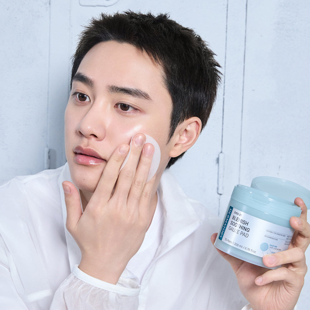 DERMATORY Cica Exosome Blemish Soothing Gauze Pad 70 Pads, homme applique le soin, pot bleu sur fond clair, marque visible.