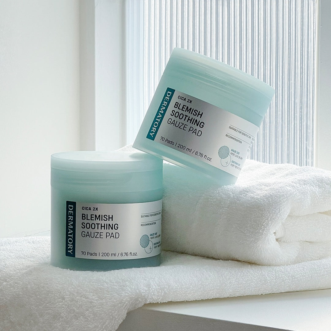 DERMATORY Cica Exosome Blemish Soothing Gauze Pad 70 Pads de la marque, boîte sur serviette blanche en salle de bain
