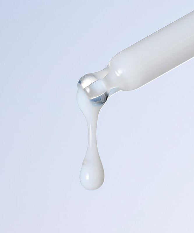 DERMATORY Hyal Shot Barrier Cream Ampoule B5 50ml, crème/ampoule avec gel B5, texture et goutte sur fond clair.