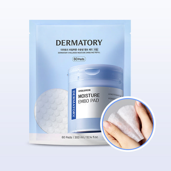 Décrivez l'image en français : DERMATORY Hyaluronic Acid Moisture Spring Embo Pad Refill 60 sheets, boîte et pads.