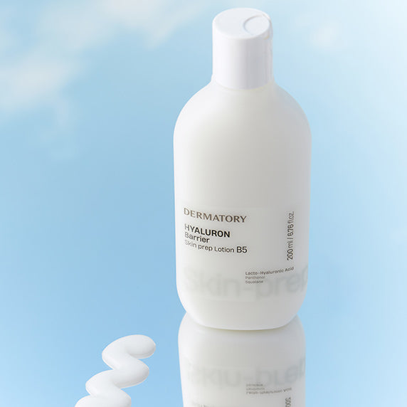 DERMATORY Hyaluronic Barrier Skin Prep Lotion B5 200ml : flacon blanc sur fond bleu, marque en évidence, peau hydratée.