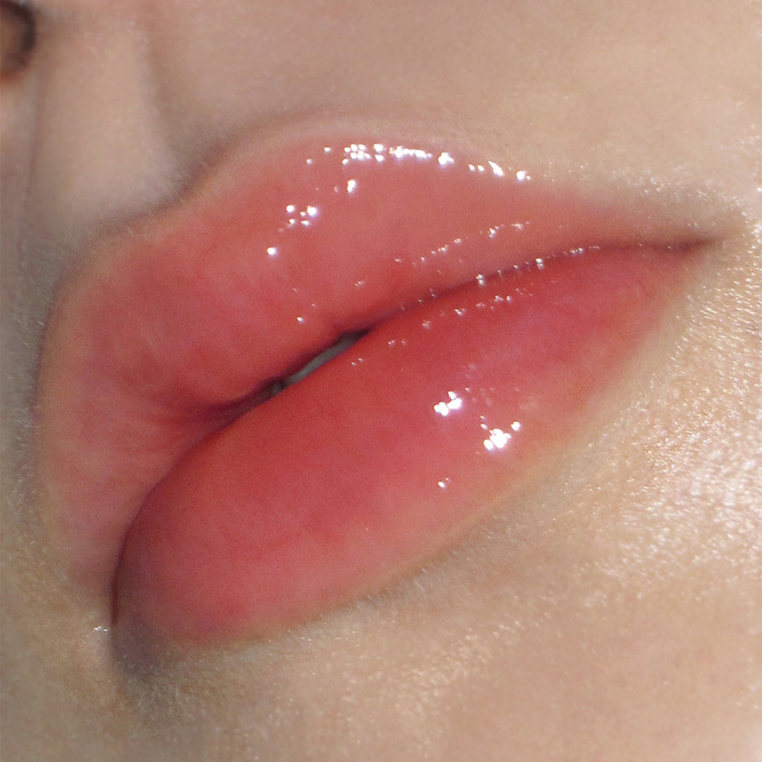 Photo gros plan des lèvres avec produit DERMATORY Hyaluronic Peptide Lip Keyring, marque DERMATORY, contexte soins beauté.
