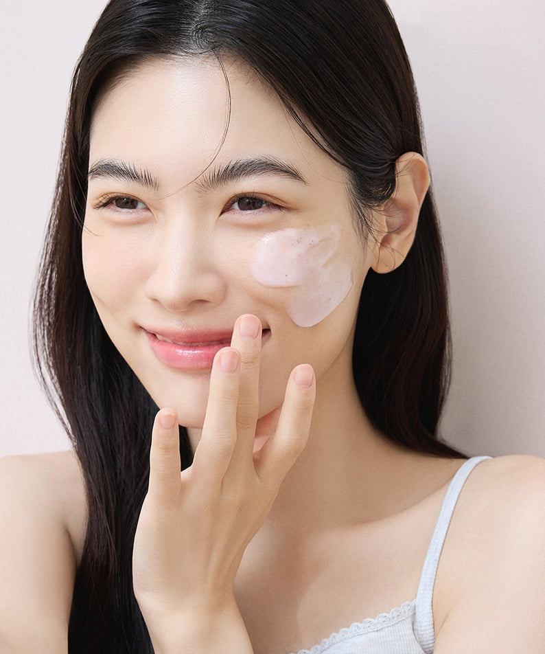 DERMATORY Modeling Pack 66g de la marque DERMATORY, modèle appliquant un masque sur le visage en salle de bain, photo beauté