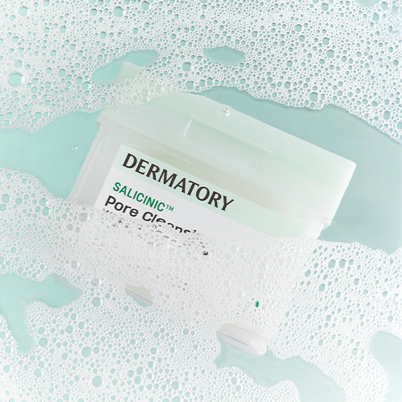 DERMATORY  Salicinic Pore Cleansing Water Pad 70 Sheets, marque DERMATORY sur lingettes, contexte aquatique, vue produit.