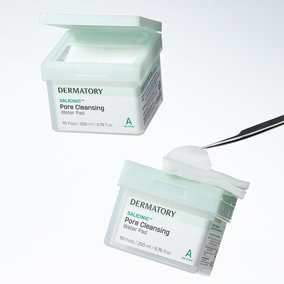 Décris l'image en français : DERMATORY Salicinic Pore Cleansing Water Pad 70 Sheets, tampons verts et ouverts, vue produit.