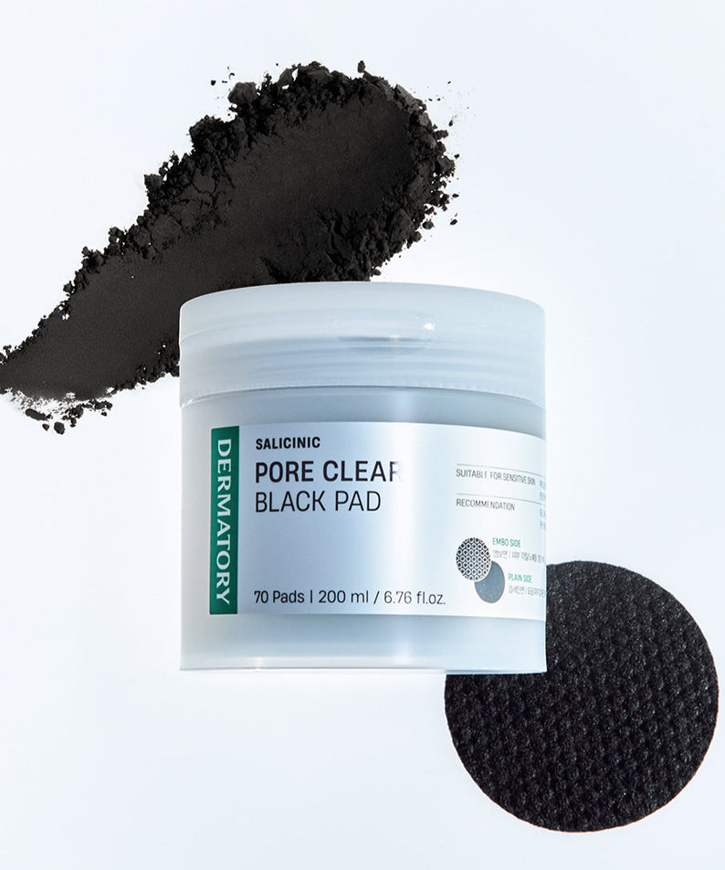 DERMATORY Salicinic Pore Clear Black Pad 70 Pads, pot noir et disque exfoliant, fond blanc, vue produit.
