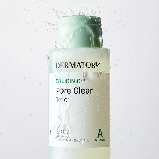 DERMATORY Salicinic Pore Clear Toner 210ml, bouteille sous l’eau, marque DERMATORY, toner visage anti-pores